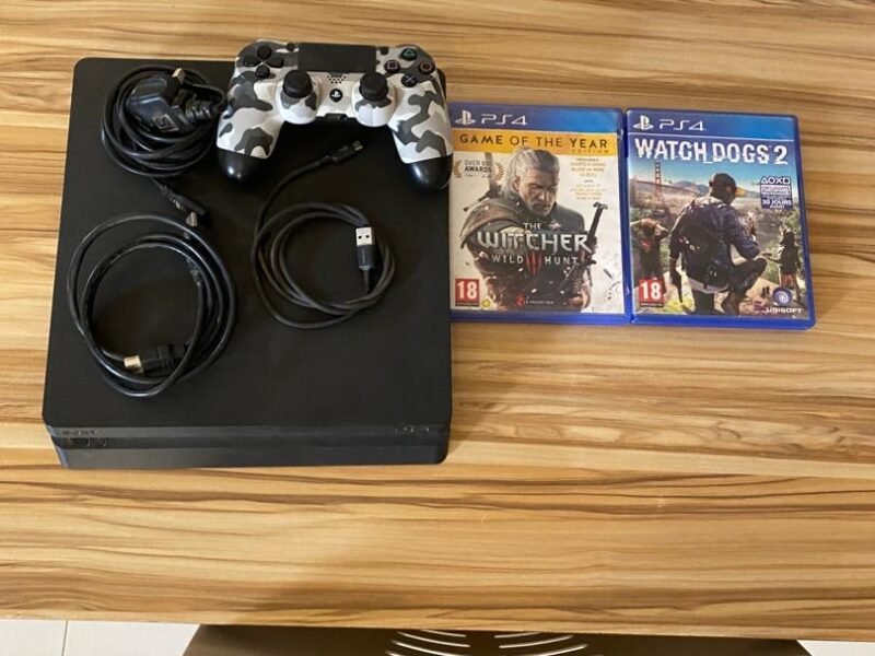 Vente ps4 slim avec 2 jeux