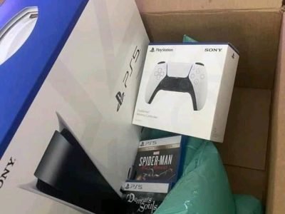 Ps5 avec une manette scellé avec un jeu au choix