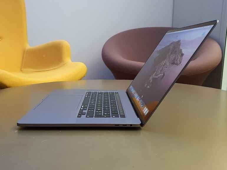 Puissante MacBook Pro Touchbar 15.4 pouces graphique 4Go