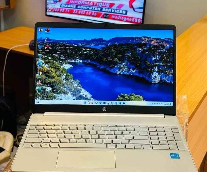 HP Laptop 15s 2022 ULTRASLIM Core i3 ~ 3.00ghz de Base 11eme génération