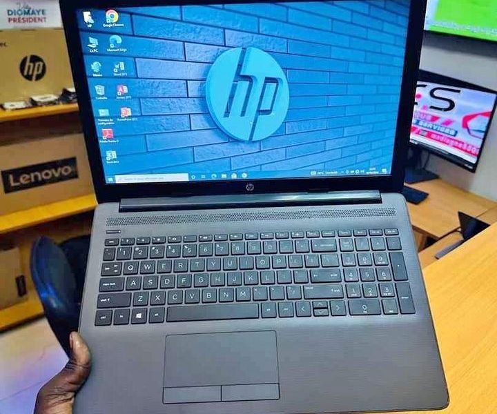 HP Notebook 255 G10e gen Processeur Amd A8 ( core i5 ) Frequence de base 2.6ghz
