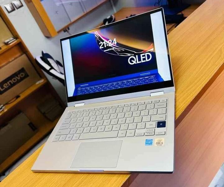 Samsung Galaxy Book Flip 13 Écran QLED 10e gén (8 CPUs) Core i5 turbo 4.1 GHz