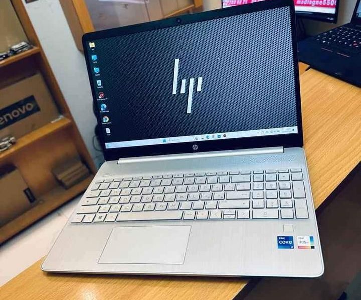 HP Laptop 15s (2022) ULTRASLIM Core i7 ~ 2.8 GHz de base 11e génération