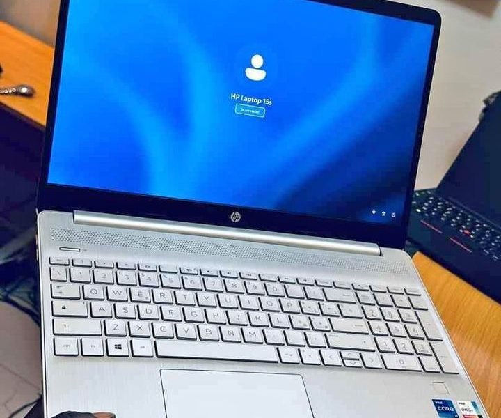 HP Laptop 15s (2022) ULTRASLIM Core i7 ~ 2.8 GHz de base 11e génération
