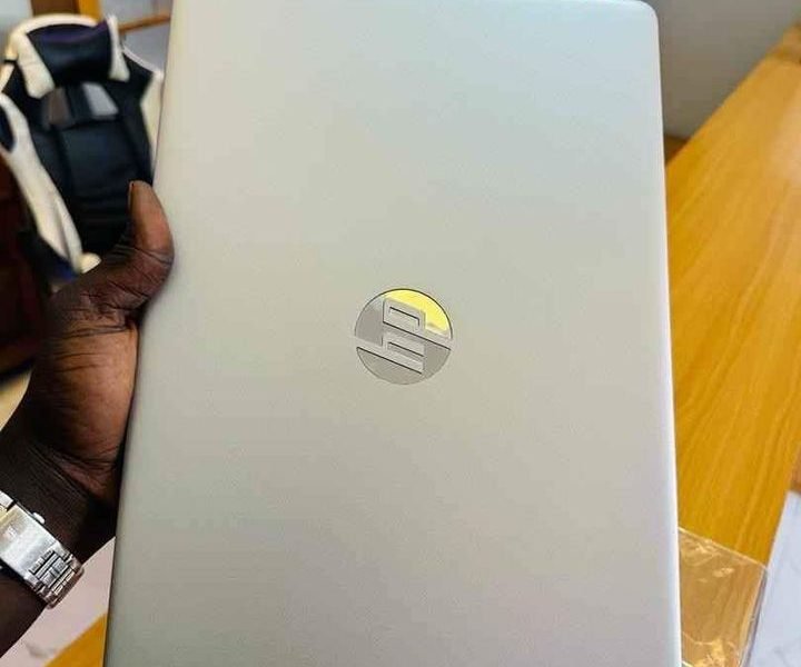 HP Laptop 15s (2022) ULTRASLIM Core i7 ~ 2.8 GHz de base 11e génération