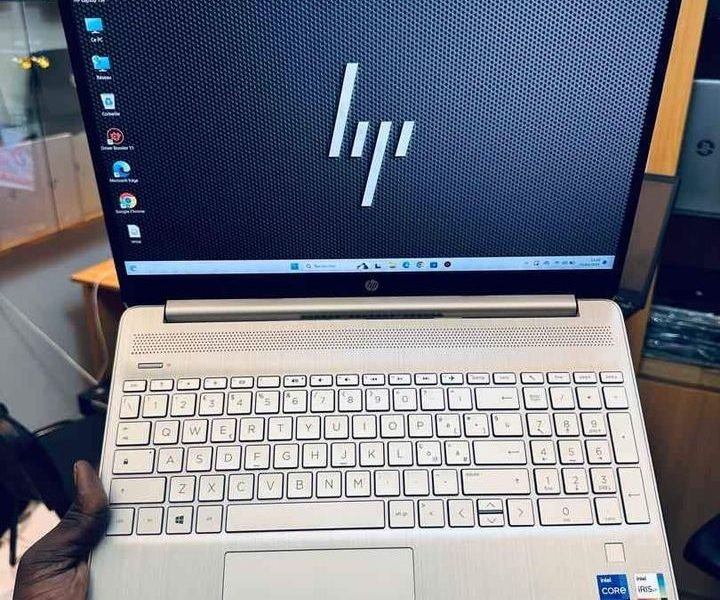 HP Laptop 15s (2022) ULTRASLIM Core i7 ~ 2.8 GHz de base 11e génération