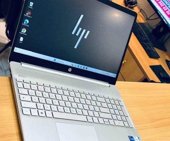 HP Laptop 15s (2022) ULTRASLIM Core i7 ~ 2.8 GHz de base 11e génération