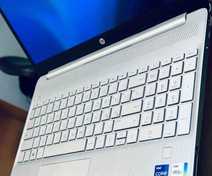 HP Laptop 15s (2022) ULTRASLIM Core i7 ~ 2.8 GHz de base 11e génération