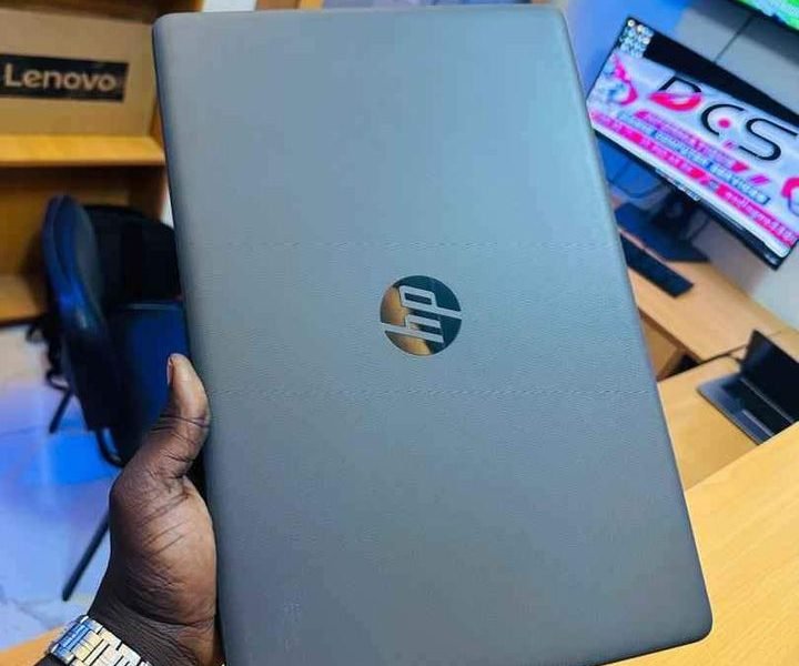 HP Notebook 255 G10e gen Processeur Amd A8 ( core i5 ) Frequence de base 2.6ghz
