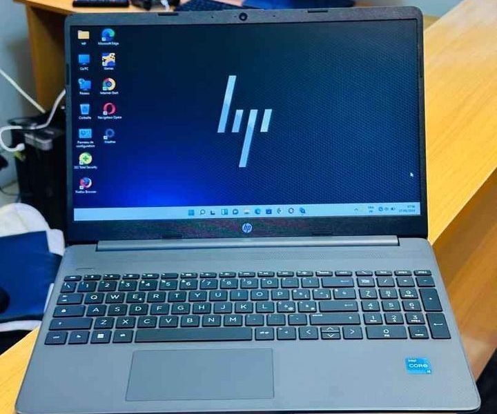 HP Laptop 15s (2023) ULTRASLIM Core i3 ~ 2.9 GHz de base 11e génération