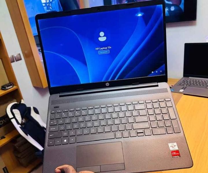 HP Laptop 15s UltraSlim Double Stockage 10e gen Athlon Silver 2.3 GHz > Core i3 10e gen
