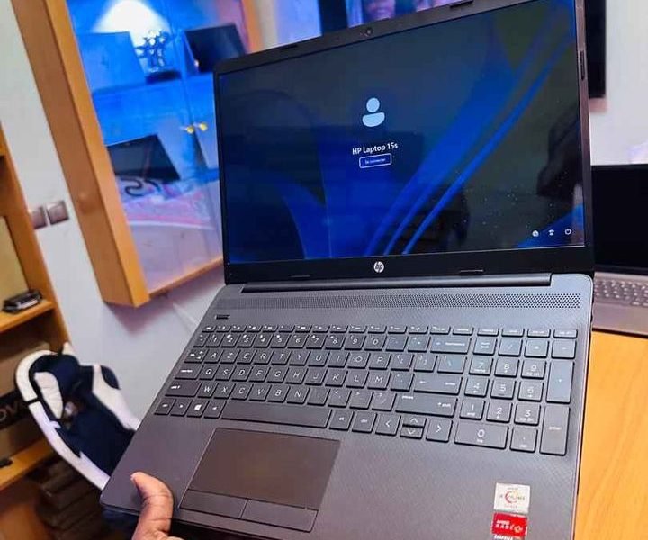 HP Laptop 15s UltraSlim Double Stockage 10e gen Athlon Silver 2.3 GHz > Core i3 10e gen