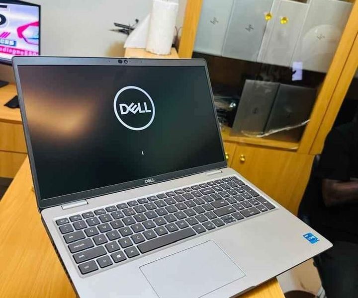 DELL Latitude 5520 Silver 11e génération (8 CPUs) Core i5 turbo 4.8 GHz