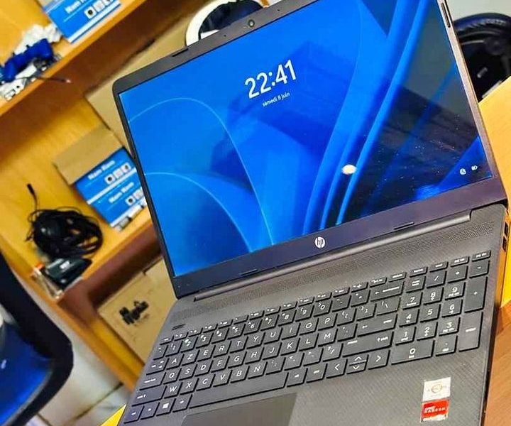 HP Laptop 15s UltraSlim Double Stockage 10e gen Athlon Silver 2.3 GHz > Core i3 10e gen