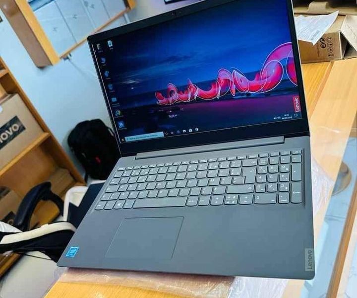 Lenovo V15 Nouveau modèle Neuf jamais utilisé 7e génération Intel Celeron 4 CPUs Disque 1 To