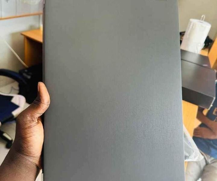 Lenovo V15 Nouveau modèle Neuf jamais utilisé 7e génération Intel Celeron 4 CPUs Disque 1 To