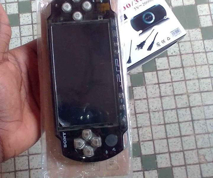 Psp neuf 19 jeux accessoires complet