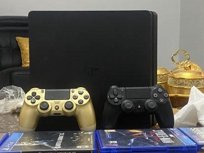 Ps4 slim avec 2manettes et deux jeux vidéo