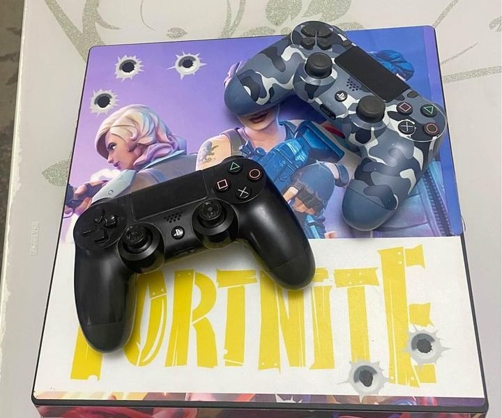 PS4 pro + jeux à vendre