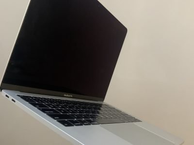 MACBOOK PRO 2017 Core I7 (intel) 16 GIGA de RAM STOCKAGE 512 Gb (Problème de luminosité de l'écran)